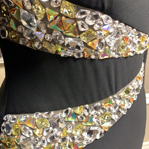 Chic and classy dress in black - Picture 10 of 17